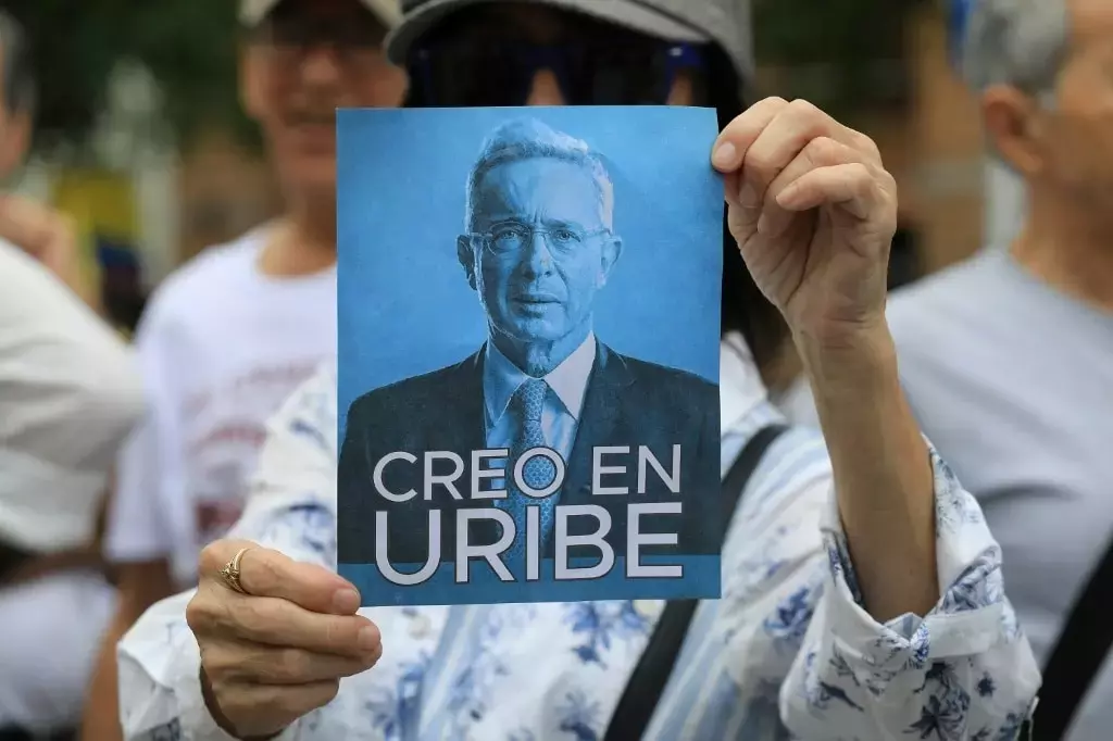 Annullata la condanna dell'ex presidente colombiano Álvaro Uribe: un'analisi giudiziaria