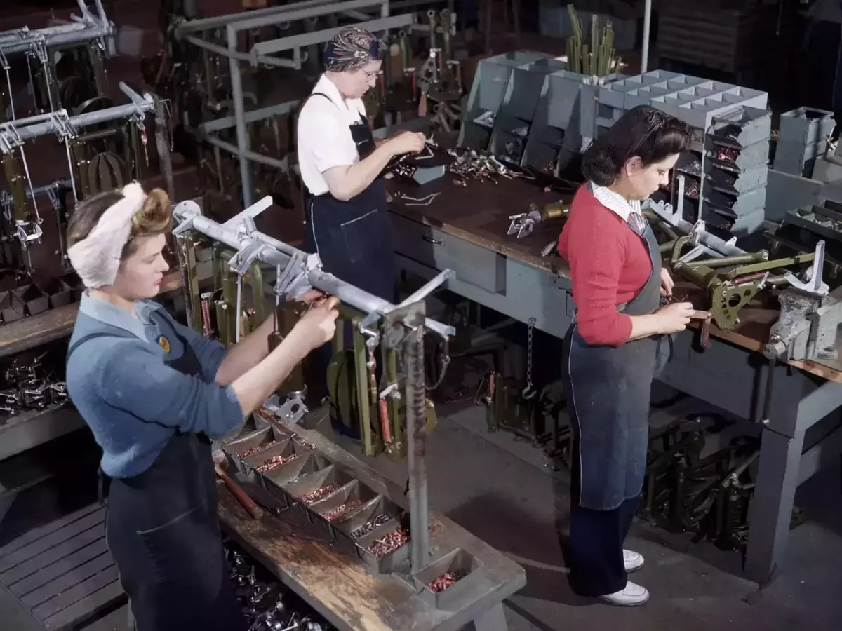 Understanding Efficiency Wages: Theory, Application, and Historical Context