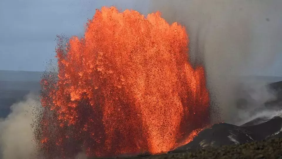 Das seltene Naturphänomen: Vulnado am Kīlauea Vulkan auf Hawaii