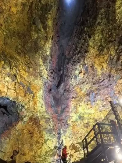 Eine Reise ins Herz eines schlafenden Vulkans: Das einzigartige Naturabenteuer Islands