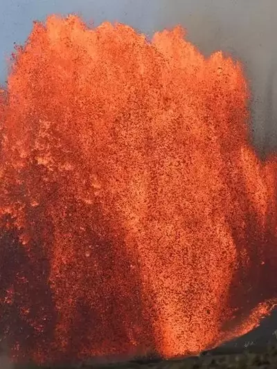 Das seltene Naturphänomen: Vulnado am Kīlauea Vulkan auf Hawaii
