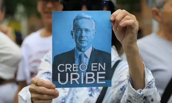 Annullata la condanna dell'ex presidente colombiano Álvaro Uribe: un'analisi giudiziaria
