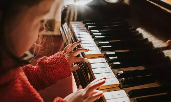 Musik und Gehirnentwicklung: Die Macht musikalischer Bildung in der Kindheit