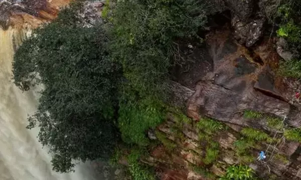 Entdeckung einer verborgenen Unterwelt: Ein spektakuläres Höhlensystem hinter einem Wasserfall