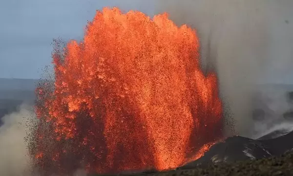 Das seltene Naturphänomen: Vulnado am Kīlauea Vulkan auf Hawaii