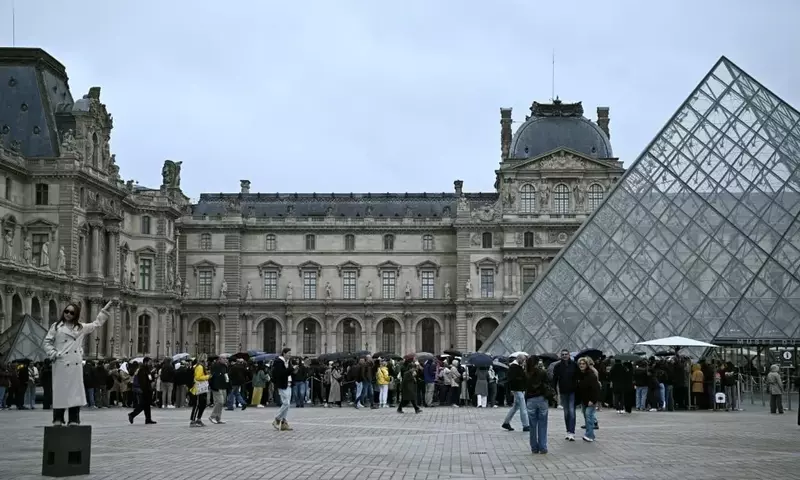 Il Louvre chiuso dopo il clamoroso furto dei gioielli della corona francese