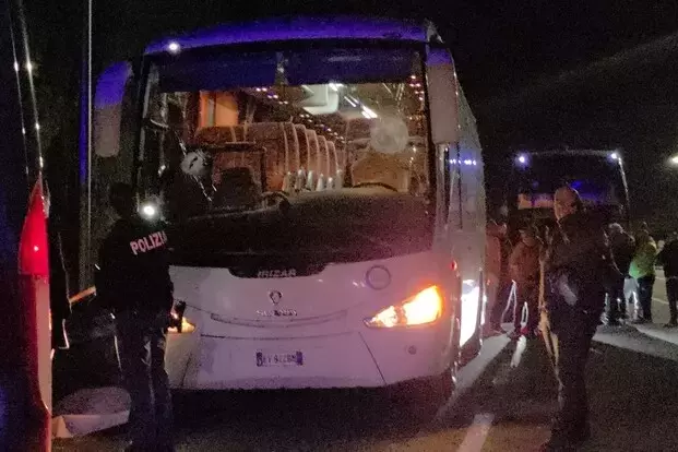 Indagine per omicidio volontario dopo l'assalto al pullman del Pistoia Basket