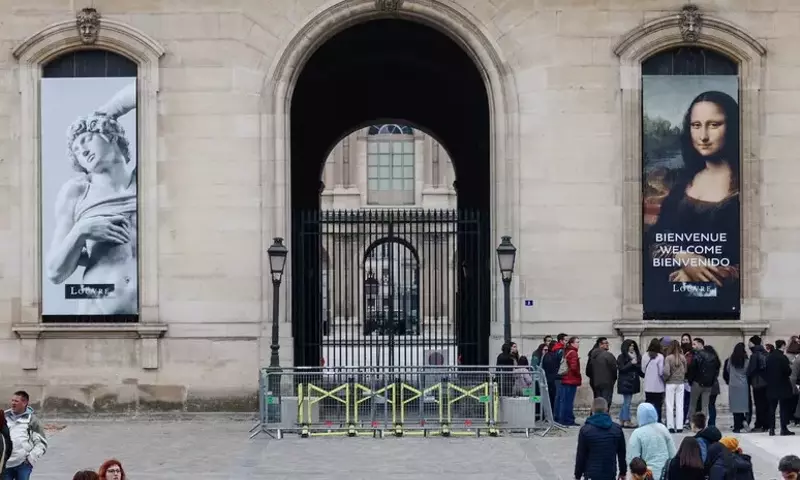 Caccia ai ladri del Louvre: museo chiuso, polemiche sulla sicurezza