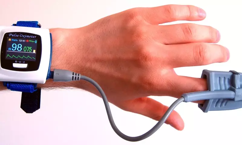 Pulse Oximeters: what they measure, how they work, limits, and practical context