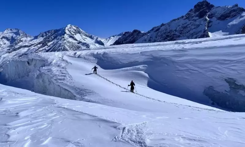 Abschied vom ewigen Eis: Eine Schneeschuhwanderung auf schmelzenden Gletschern