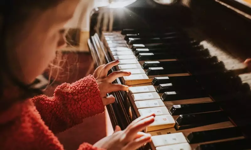 Musik und Gehirnentwicklung: Die Macht musikalischer Bildung in der Kindheit