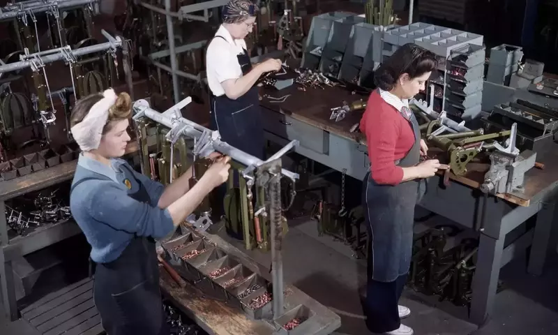 Understanding Efficiency Wages: Theory, Application, and Historical Context