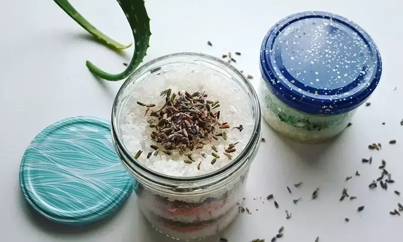 Belebendes Fußbadesalz selbst herstellen: Eine einfache Anleitung