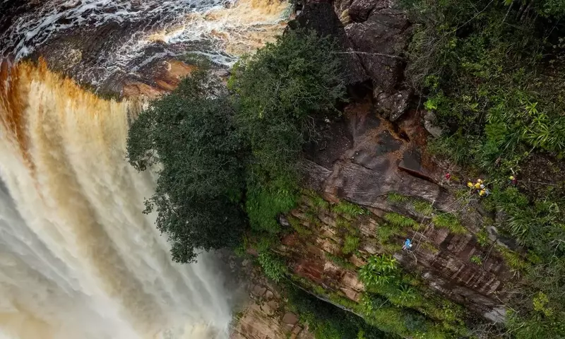 Hinter tosenden Wassermassen: Forschende enthüllen verborgenes Höhlensystem in Guyana