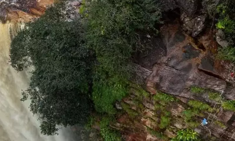 Entdeckung einer verborgenen Unterwelt: Ein spektakuläres Höhlensystem hinter einem Wasserfall