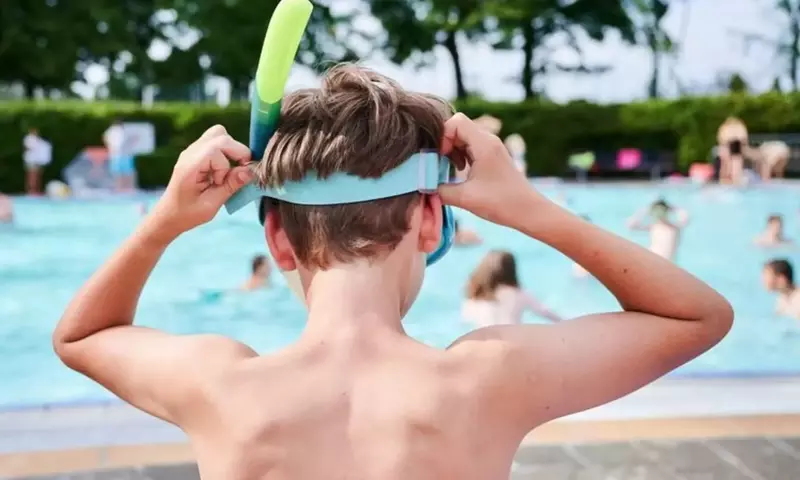 Kind hat Wasser verschluckt beim Baden: Wann ist ärztliche Hilfe nötig?