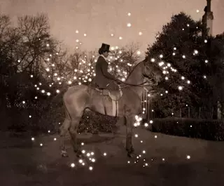 Il Viaggio Luminoso di Amy Friend: Dare Nuova Vita alle Memorie Fotografiche