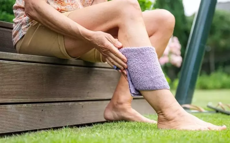 Beine geschwollen? Sommerliche Beschwerden lindern & ernste Risiken erkennen